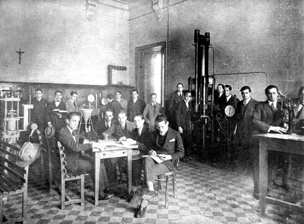 Creación del Instituto de Investigaciones de Materiales en la Escuela de Ingeniería de la Pontificia Universidad Católica de Chile. - 1938