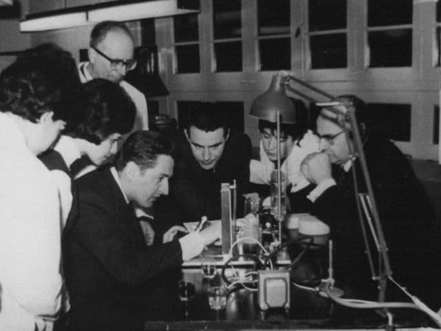 Creación de la Dirección de Investigaciones Científicas y Tecnológicas de la Pontificia Universidad Católica de Chile. - 1947