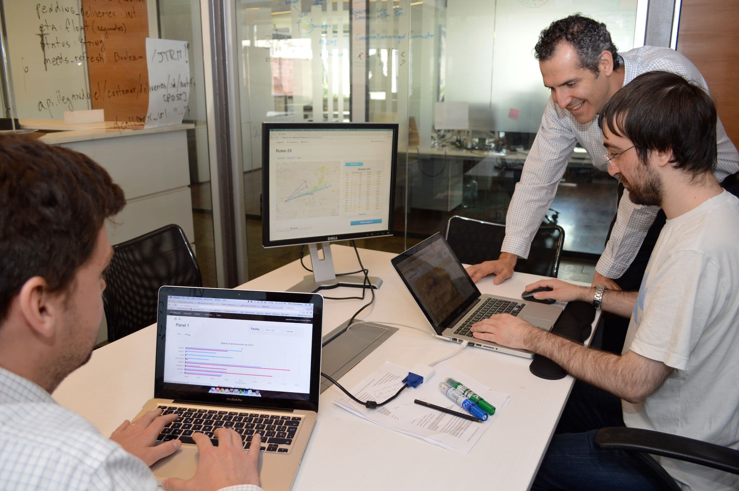 Se incentiva el desarrollo de actividades de servicio en las empresas de la UC, traspasando a Dictuc las actividades de asesorías y estudios. - 1996