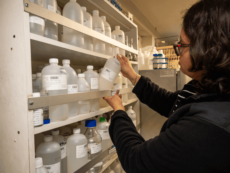 Buenas Prácticas Ambientales en Laboratorios: Fisicoquímica y Microbiología