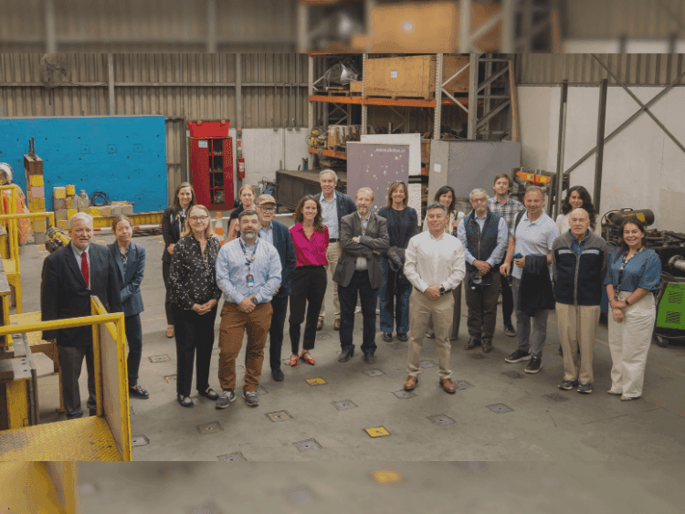 Delegación de Friends UC visita el Laboratorio de Ensayos Dinámicos de Dictuc