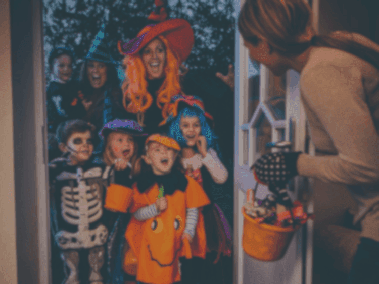 ¿Qué tan seguras son las máscaras que usan los niños en Halloween? 