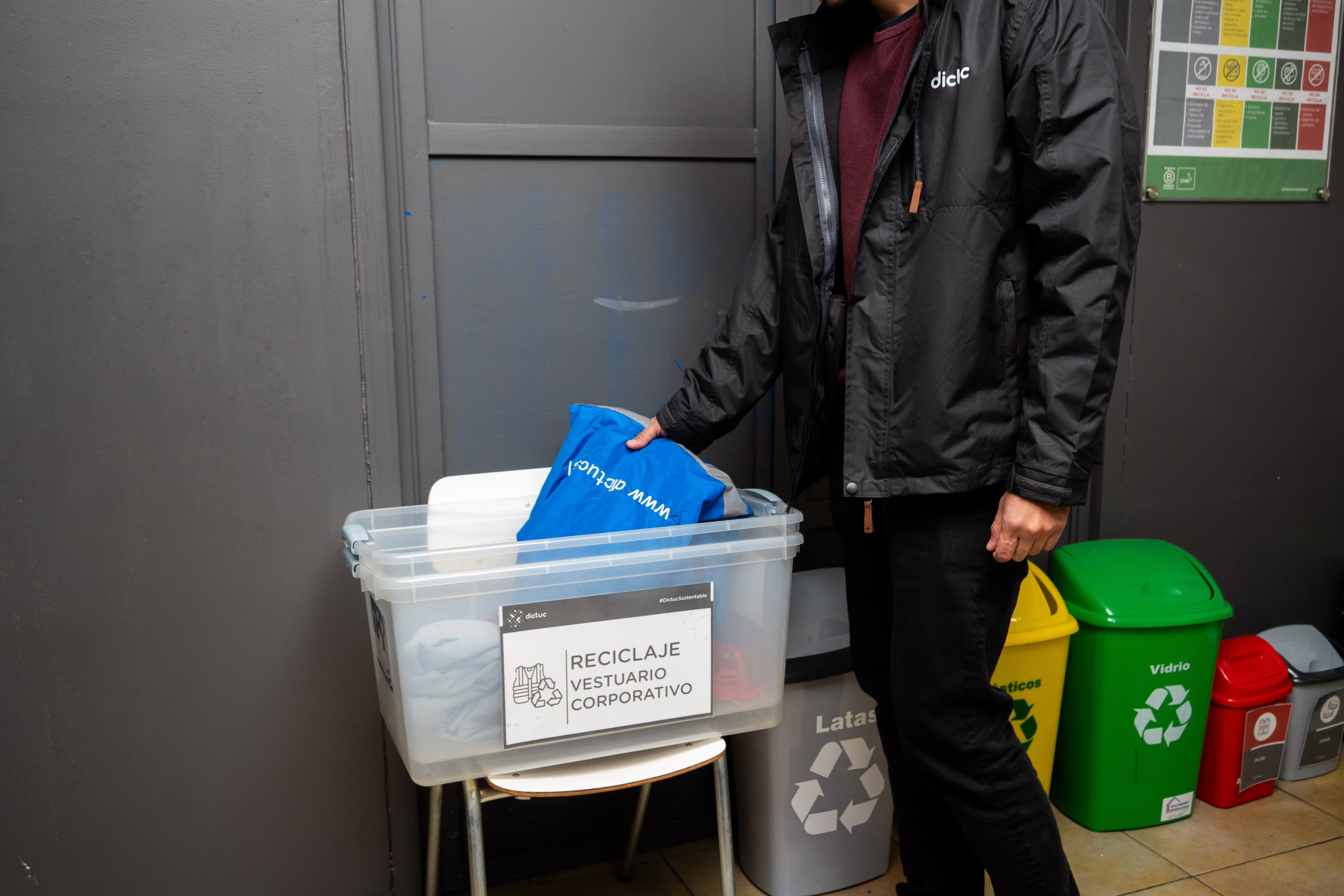 Dictuc entrega su ropa corporativa en desuso a Ecocitex