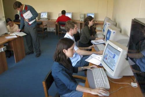Se incentiva el desarrollo de actividades de servicio en las empresas de la UC, traspasando a Dictuc las actividades de asesorías y estudios. - 1996